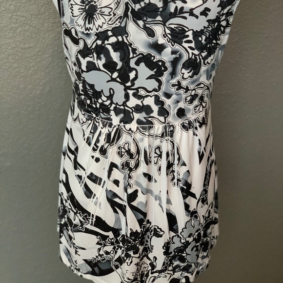 Summer or resort wear tunic - Picture 3 of 4